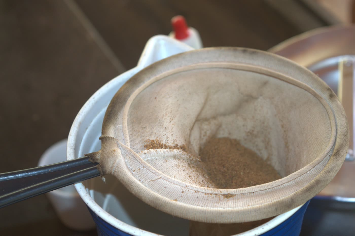Coador de pano com o pó de café, no método tradicional da roça