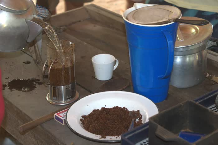 Água quente sendo despejada sobre o pó de café recém-moído